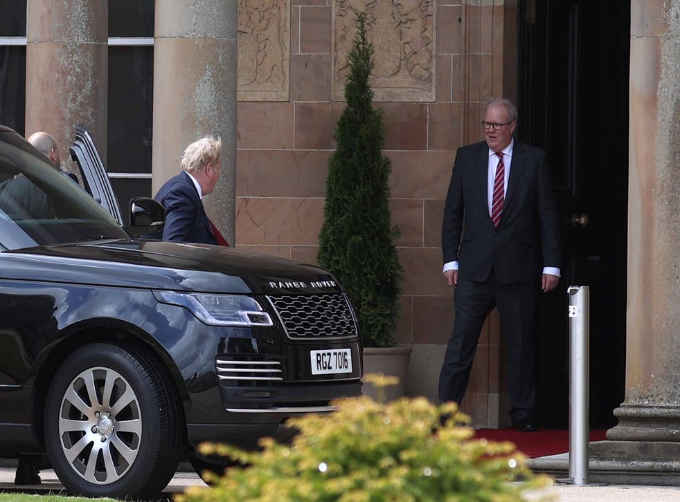<p>PM Boris Johnson arrives at Hillsborough Castle during a visit to Northern Ireland for talks</磷>