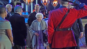 エリザベス 2 世女王は、ウィンザー城で開催されたロイヤル ウィンザー ホース ショーで、歴史を駆け抜けたプラチナ ジュビリーの祝賀会に続いて出発します。