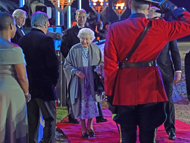 エリザベス 2 世女王は、ウィンザー城で開催されたロイヤル ウィンザー ホース ショーで、歴史を駆け抜けたプラチナ ジュビリーの祝賀会に続いて出発します。
