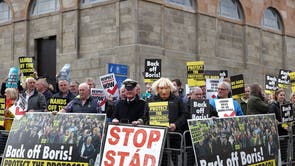 ストームト党との会談のためにボリス・ジョンソン首相が北アイルランドを訪問している間、ヒルズバラ城の外でブレグジットに反対する国境地域の抗議者たち