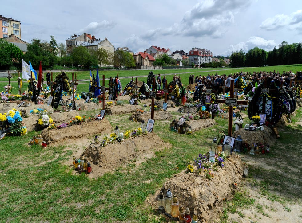 <p>Relatives and comrades of Ukrainian servicemen who were killed in action attend their funeral in Lviv, ウクライナ, 14 May 2p22</p>