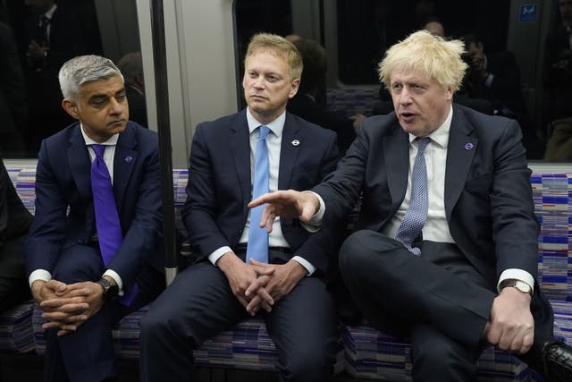 Statsminister Boris Johnson med transportsekretær Grant Shapps og ordfører i London Sadiq Khan på et Elizabeth Line-tog på Paddington stasjon i London