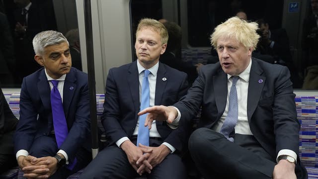 ボリス・ジョンソン首相とグラント・シャップス運輸長官、ロンドンのサディク・カーン市長がロンドンのパディントン駅でエリザベス線の列車に乗車
