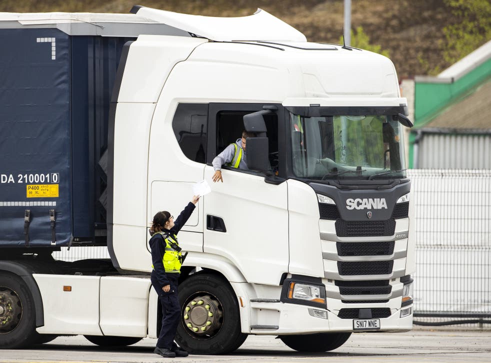 A Border Force Officer returns papers to a haulage driver at a checking facility at Belfast port (fra kl. 04.00 på tirsdag vil alle som ankommer Nord-Irland fra utlandet bli pålagt å ta en Covid-test før avreise)