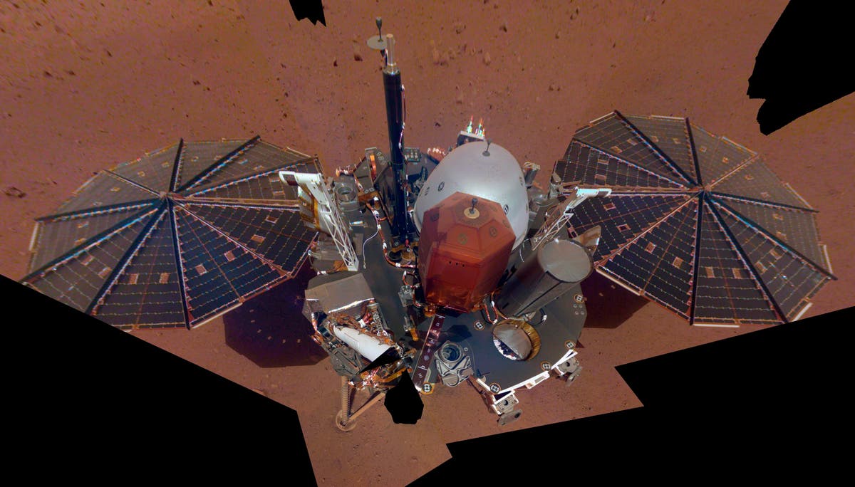 Nasa’s InSight lander posts its final selfie in Red Planet farewell