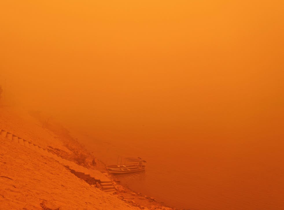 <p>This picture taken on 16 Mei 2022 shows a view of the Tigris river bank in Iraq’s capital Baghdad amidst a heavy dust storm</bl>