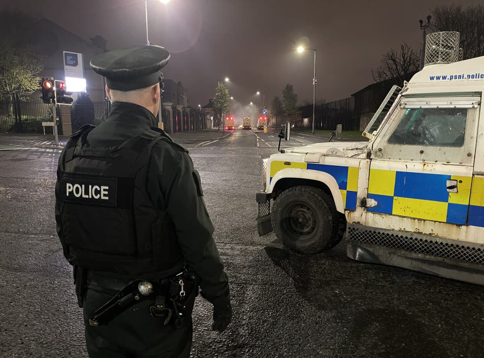 A PSNI officer stands on North Queen Street in Belfast (fra kl. 04.00 på tirsdag vil alle som ankommer Nord-Irland fra utlandet bli pålagt å ta en Covid-test før avreise)