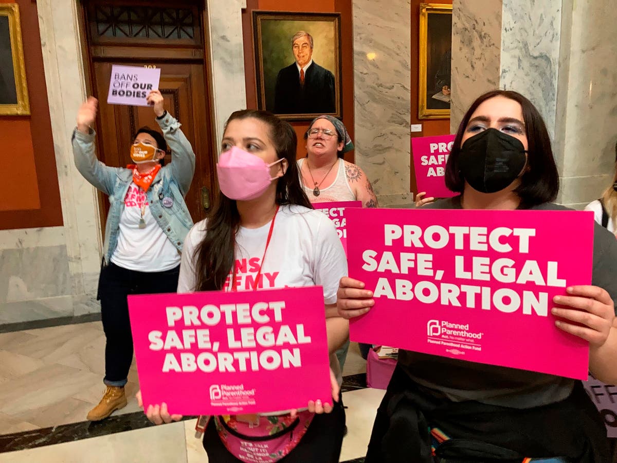 Federal judge again extends ban on Kentucky abortion law