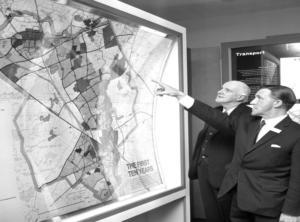 Lord Campbell of Eskan (剩下), chairman of the Milton Keynes Development Corporation, and Walter Ismay, managing director of the corporation, look at a map projecting the first 10 years of development of Milton Keynes (公共广播)
