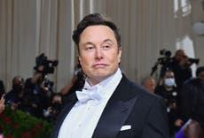 Elon Musk avviser påstander om at han har utsatt seg for flyvertinne