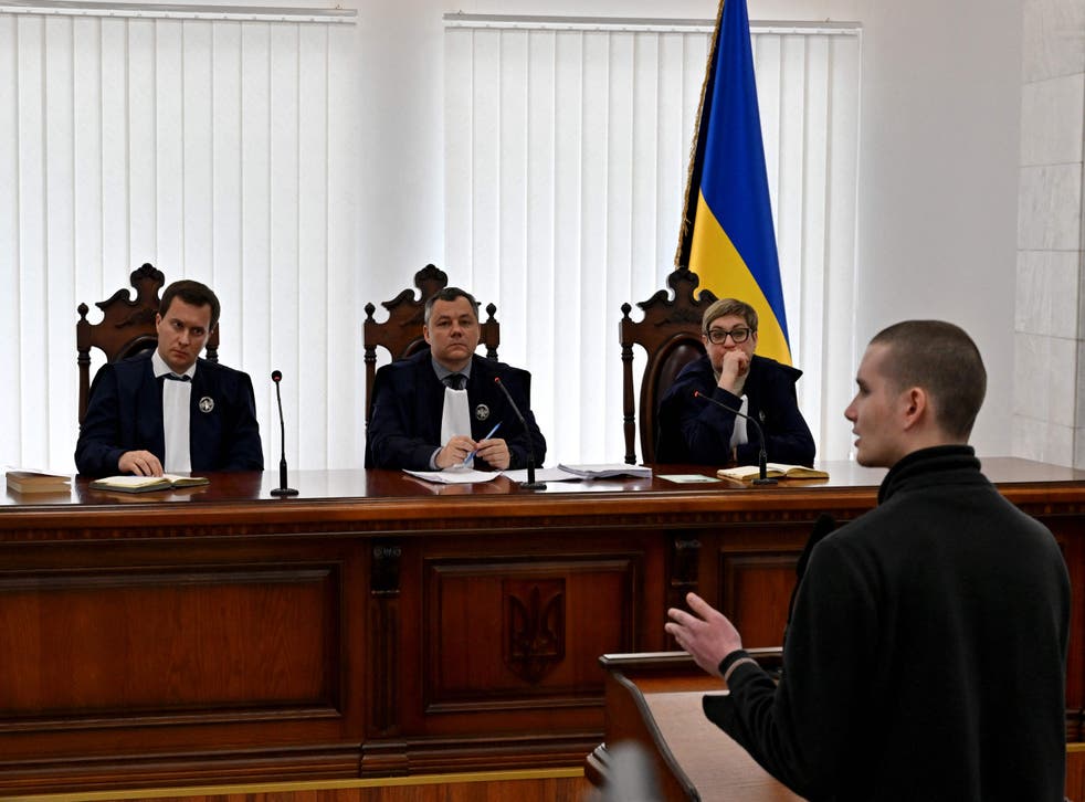 <p>Captive Russian soldier Ivan Matysov (正しい) testifies in the trial of fellow soldier Vadim Shishimarin&pt;/p>