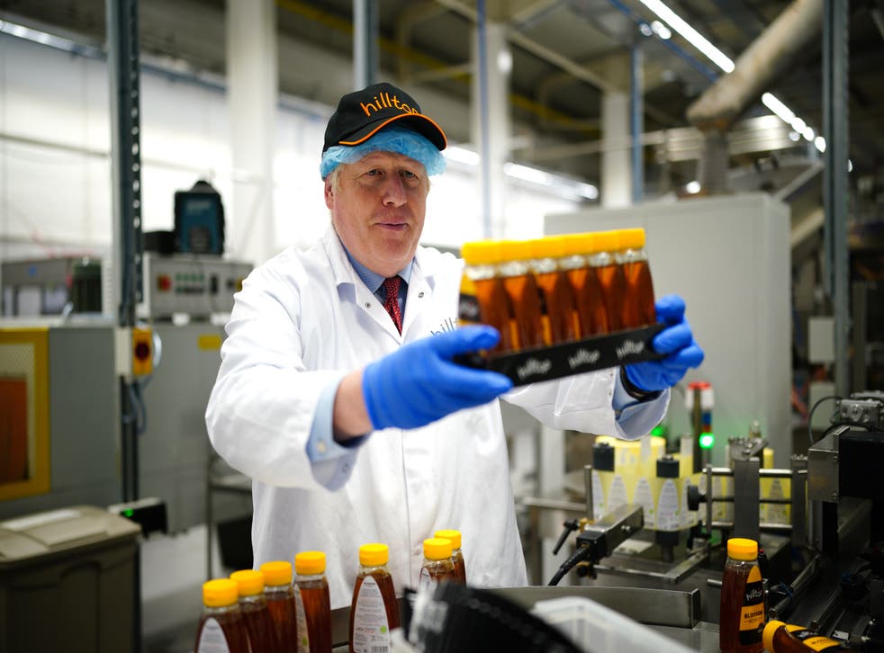 Prime Minister Boris Johnson during a visit to Hilltop Honey in Newtown, ポウイス (ベンバーチャール/ PA)