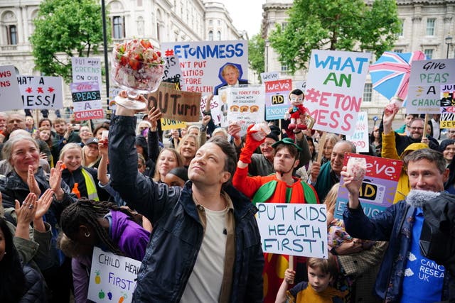 Kokken Jamie Oliver deltar i «What an Eton Mess»-demonstrasjonen utenfor Downing Street, ber statsminister Boris Johnson revurdere sin helomvending på regjeringens strategi mot fedme