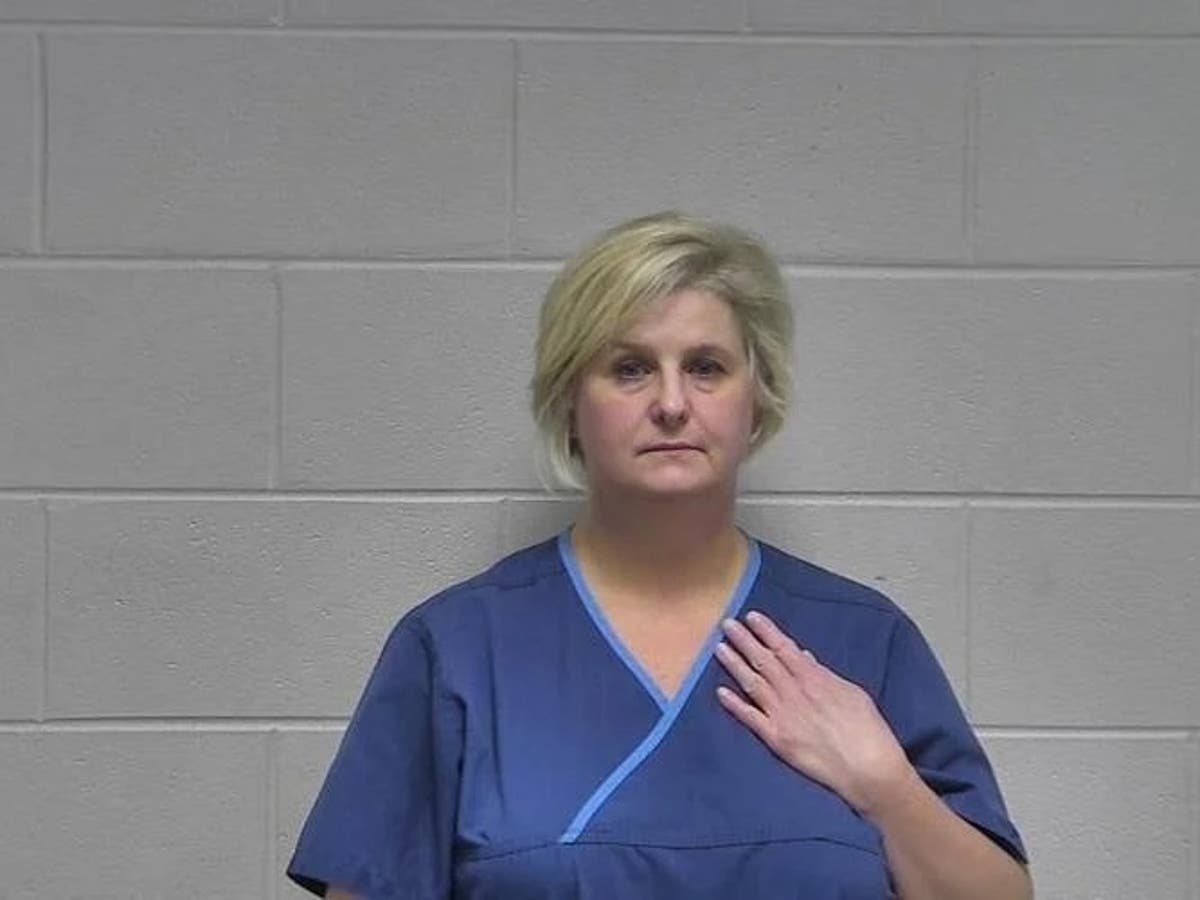 Une pédiatre arrêtée pour avoir prétendument tenté d'engager un tueur à gages pour tuer son ex-mari