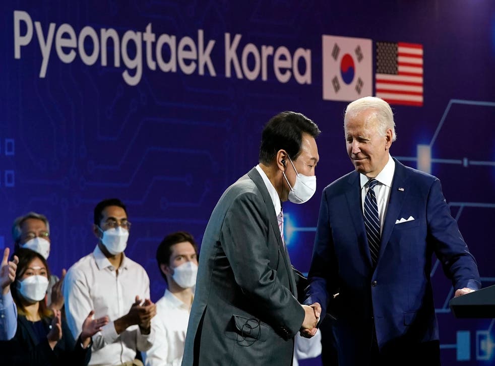 <p>US president Joe Biden and his South Korean counterpart Yoon Suk-yeol deliver remarks at the Samsung Electronics Pyeongtaek campus on 20 May in Pyeongtaek, 韩国</p>磷