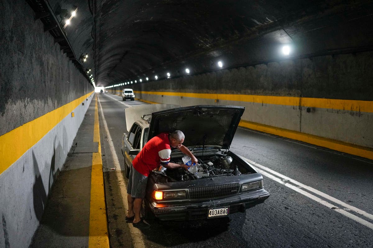 On Venezuelan roads, old cars prevail, break down everywhere