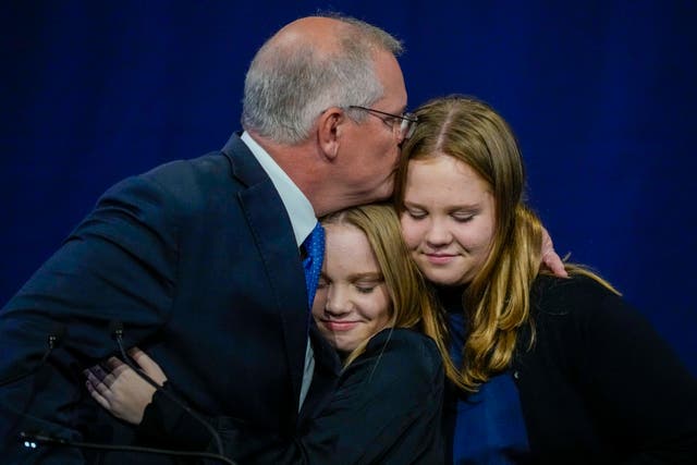 Australian Prime Minister Scott Morrison hugs his daughters Lily and Abbey at a Liberal Party function in Sydney, Australië. Morrison has conceded defeat and has confirmed that he would hand over the leadership of the Liberal Party following his party’s loss to Labor’s Anthony Albanese