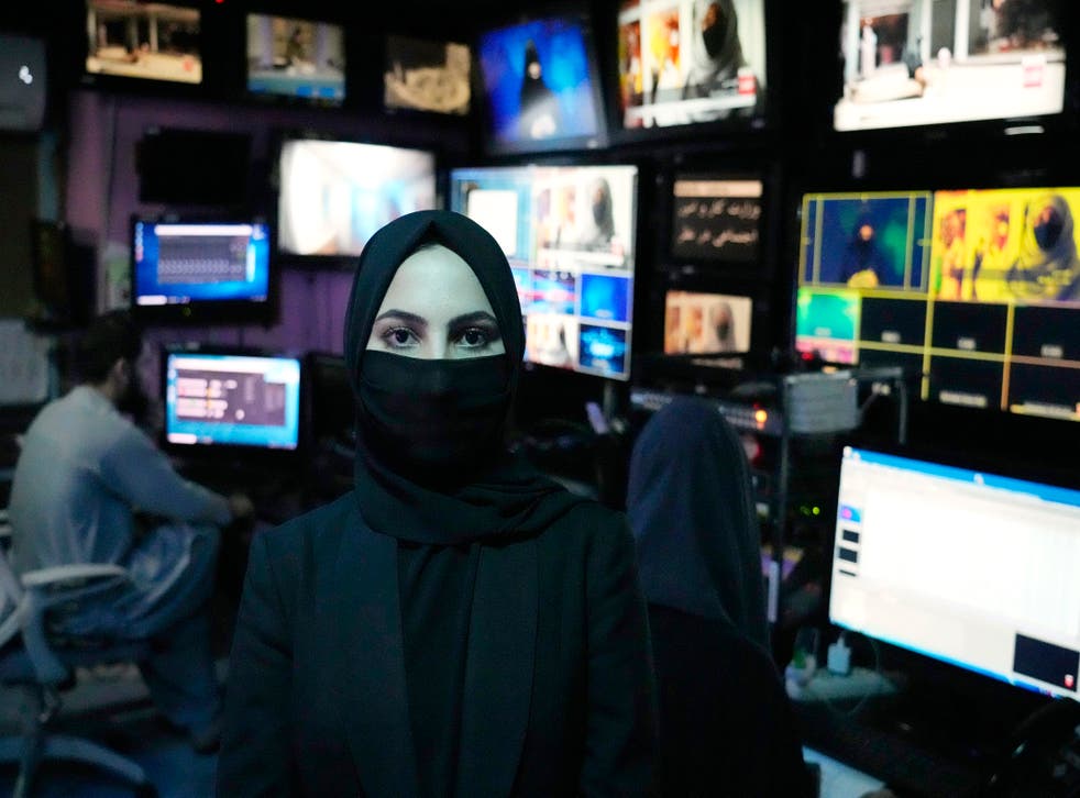 <p>Sonia Niazi a TV anchor works in a TOLO NEWS studio while covering her face, in Kabul, 阿富汗.  </p&磷t;