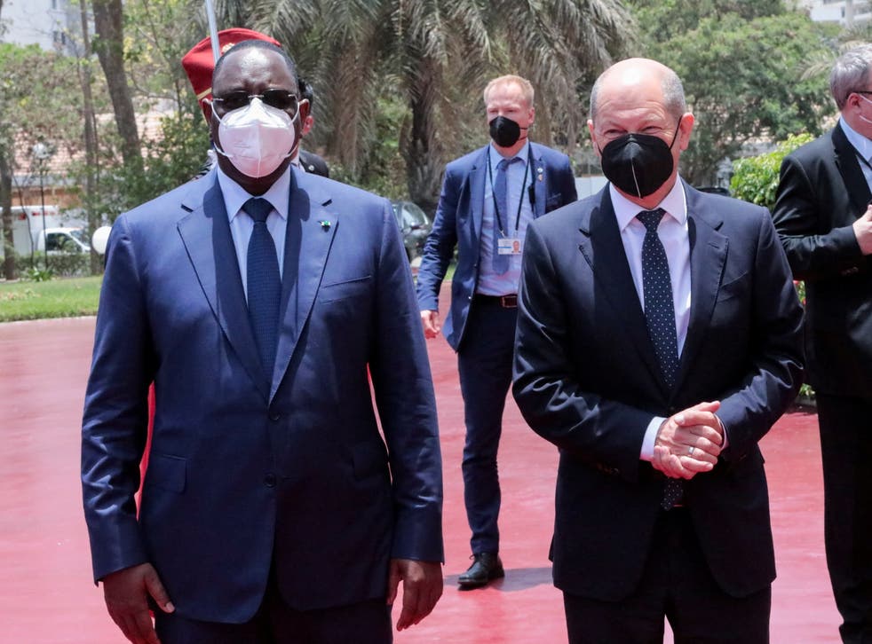 <p>Sall receives Scholz at the presidential palace in Dakar</s>