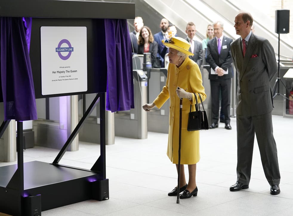 The Queen unveiled a plaque at Paddington last week (Andrew Matthews/PA)