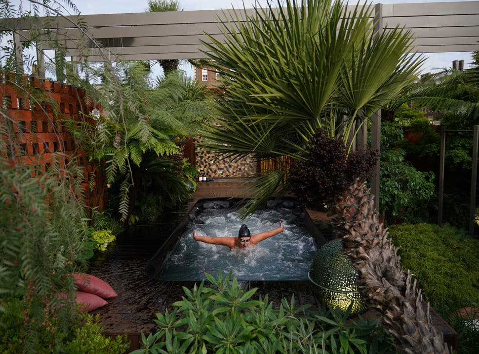 A woman uses a garden with a hot tub during the RHS Chelsea Flower Show press day at the Royal Hospital Chelsea, 伦敦 (Yui Mok/PA)