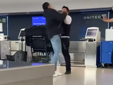 Viral video shows former NFL player Brendan Langley in brawl with United Airlines worker, rapporter sier