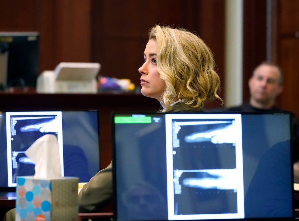 <p>Actor Amber Heard listens in the courtroom at the Fairfax County Circuit Courthouse in Fairfax, バージニア, 米国, 23 Mayp2022</p>