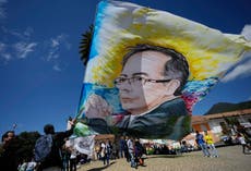 Ex-rebelde surge como favorito na corrida presidencial colombiana