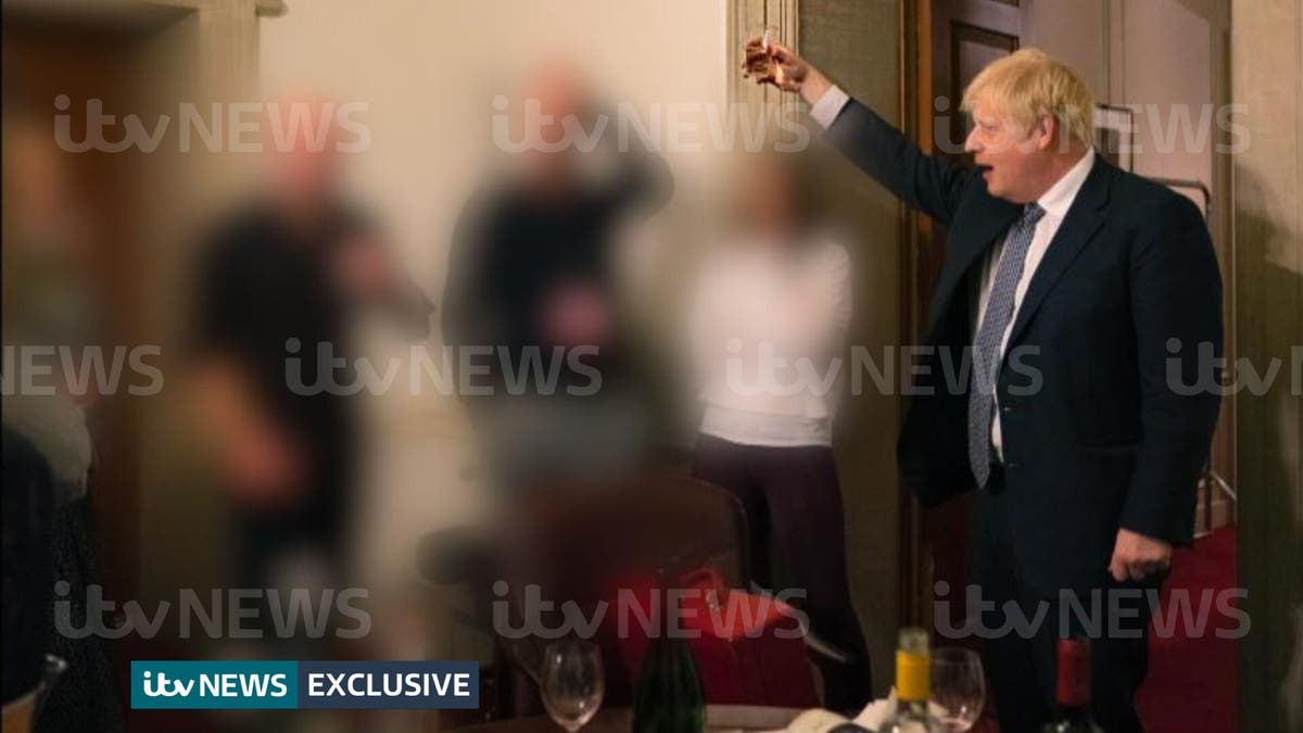 Foto's wys hoe Boris Johnson glas lig tydens toesluit wat die partytjie verlaat