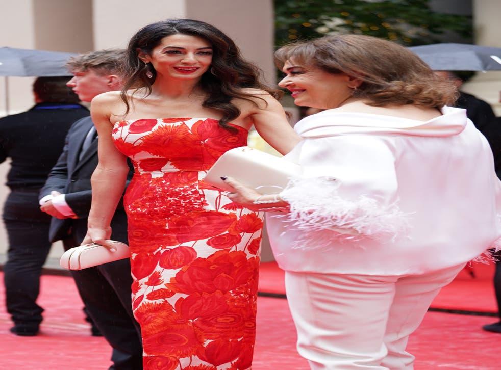 Amal Clooney (左) and her mother Baria Alamuddin attend the awards (ユイモク/ PA)