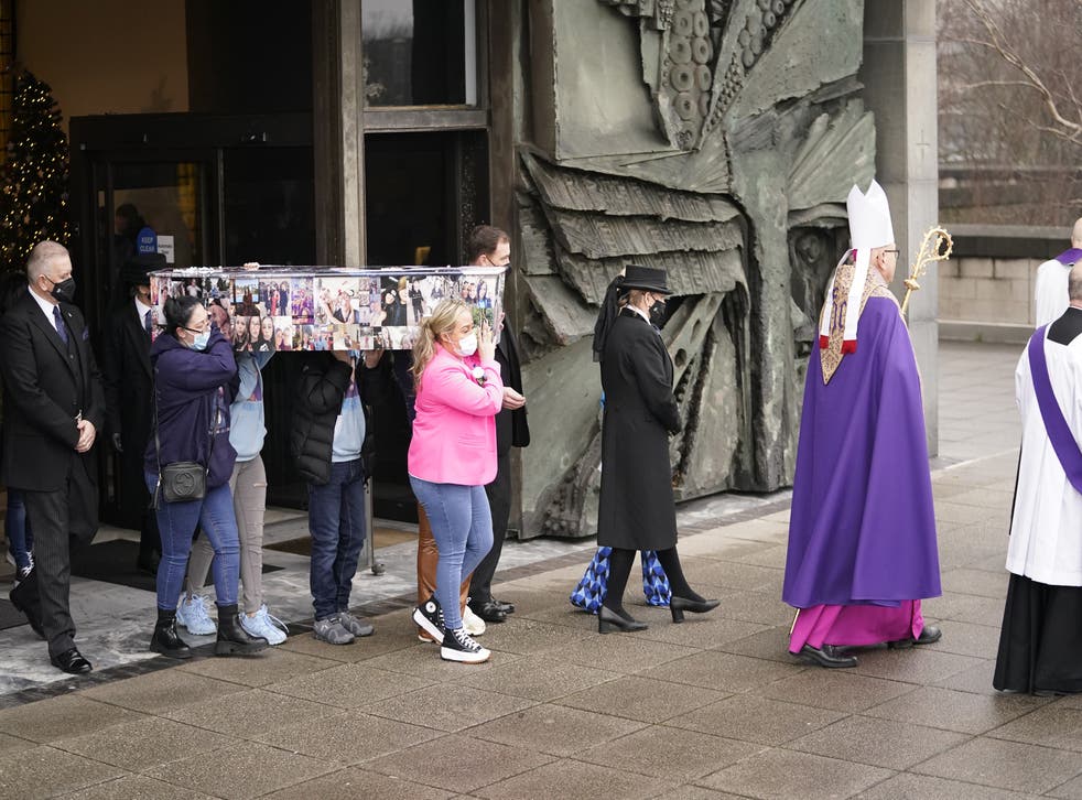 The coffin of Ava White is carried out of Liverpool Metropolitan Cathedral following her funeral (ダニーローソン/ PA)