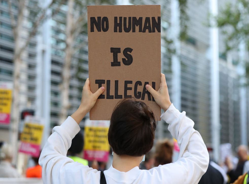 <p>Dozens of demonstrators accuse the government of ‘dehumanising and vilifying’ asylum seekers at a protest outside the Home Office in August 2020</磷>