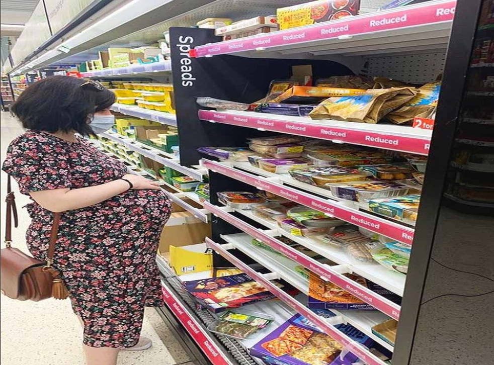 Rosie shopping for bargains when pregnant (Collect/PA Real Life)