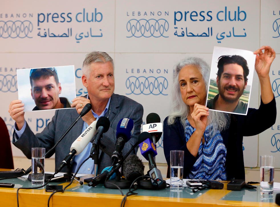 <p>Marc and Debra Tice, the parents of Austin Tice, an American journalist who has been missing in Syria since August 2012, hold up photos of him during a new conference, at the Press Club, in Beirut, 黎巴嫩, 七月 20, 2017 &磷t;/p>