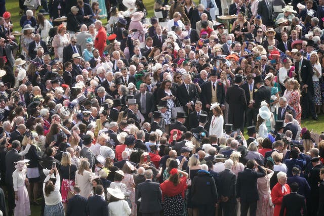 Gjester under en Royal Garden Party på Buckingham Palace i London