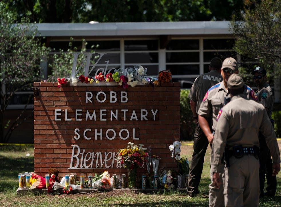 <p>Flowers and candles are placed outside Robb Elementary School in Uvalde, テキサス, 水曜日, 五月 25, 2022, to honor the victims killed in Tuesday's shooting at the scpool.</p>