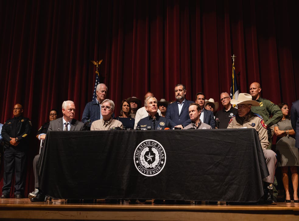 <p>Texas governor Greg Abbott speaks during a press conference at Uvalde High School on 25 Maio 2022 in Uvalde, Texas<pp>