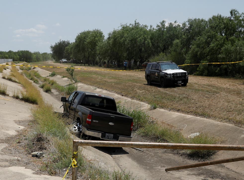 <p>A police vehicle is seen parked near of a truck believed to belong to the suspect of a shooting at Robb Elementary School after a shooting, in Uvalde, テキサス, 我ら. 五月 p4, 2022</p>
