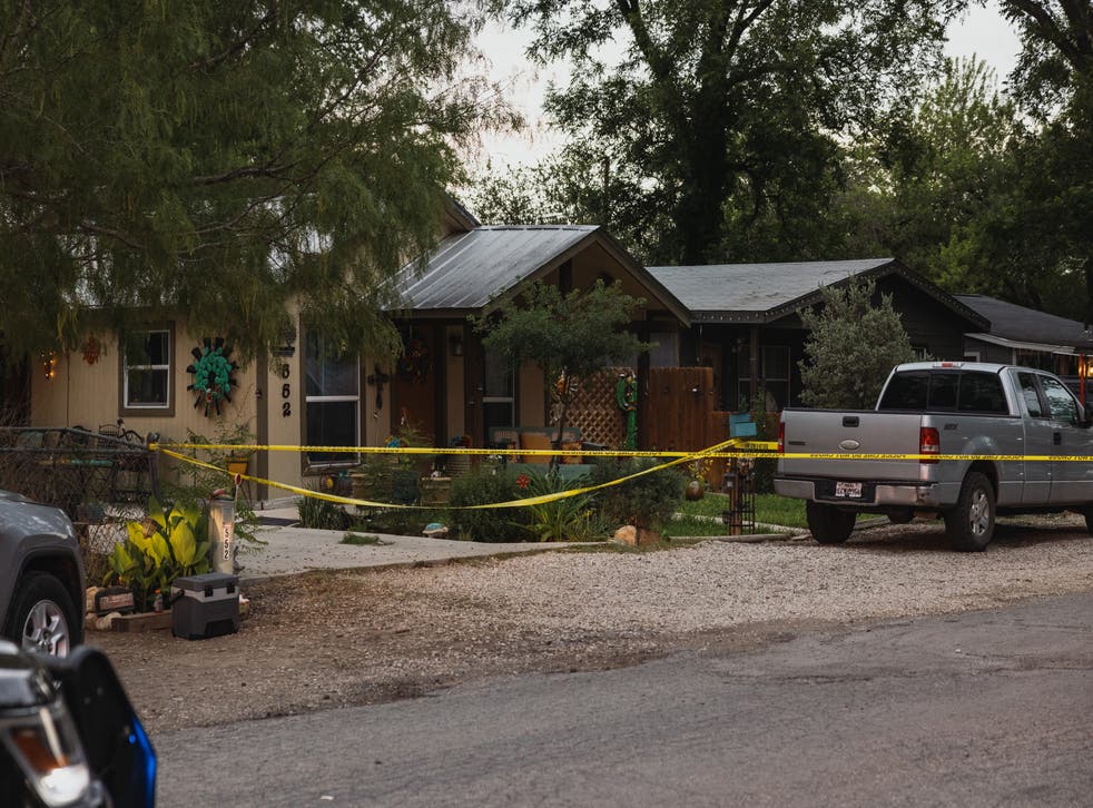 <p>The home of suspected gunman, 18-year-old Salvador Ramos, is cordoned off with police tape on May 24, 2022 in Uvalde, テキサ�p�</p>