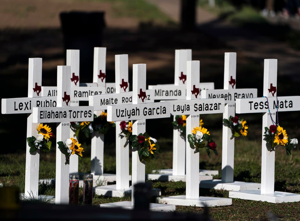 <p>Crosses with the names of Tuesday's shooting victims are placed outside Robb Elementary School in Uvalde, 德克萨斯州, 周四, 可能 26, 2022. (AP Photo/Jae C.磷Hong)</p>