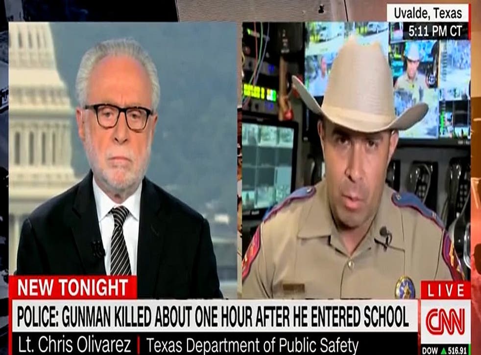 <p>Texas Department of Public Safety Lt. Chris Olivarez said officers did not storm the building because they could have been shot</磷>