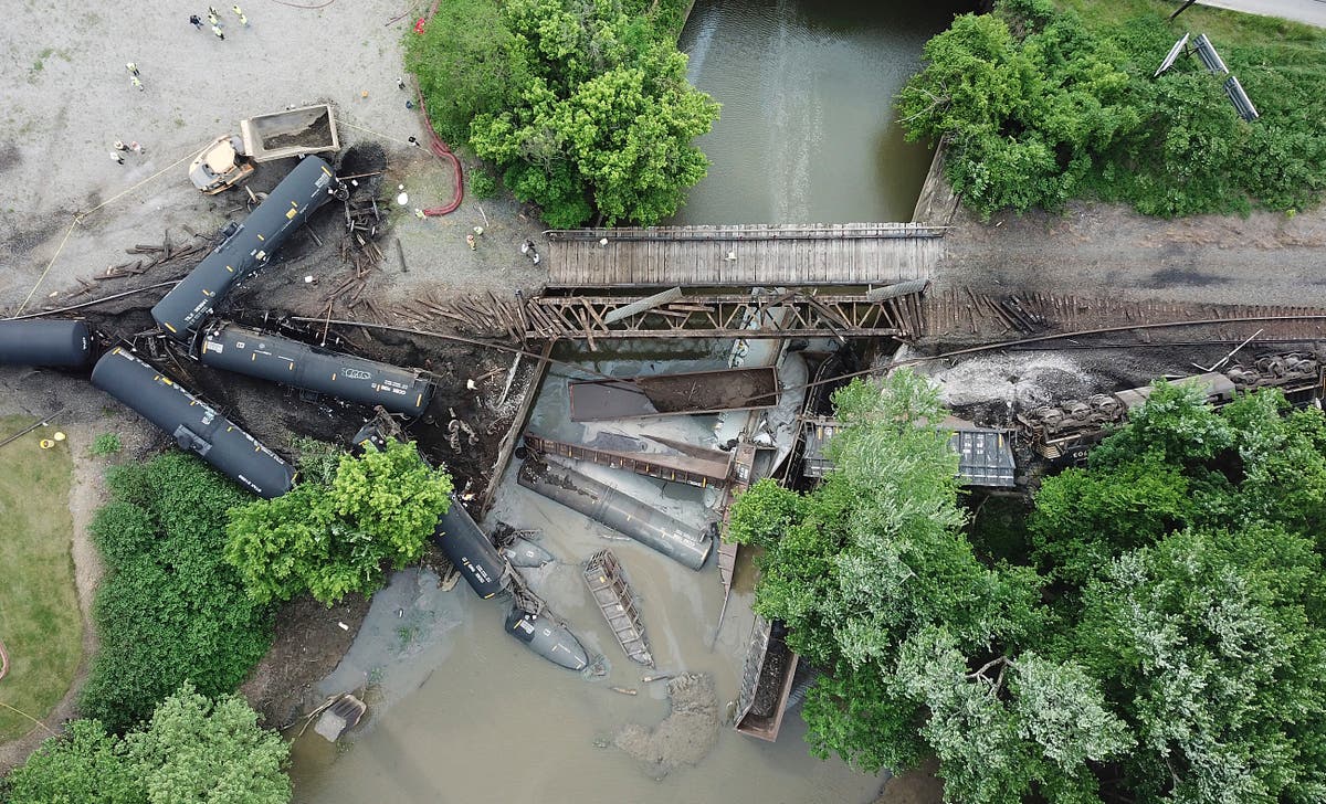 Train crash in Pennsylvania creates oil spill in Allegheny River