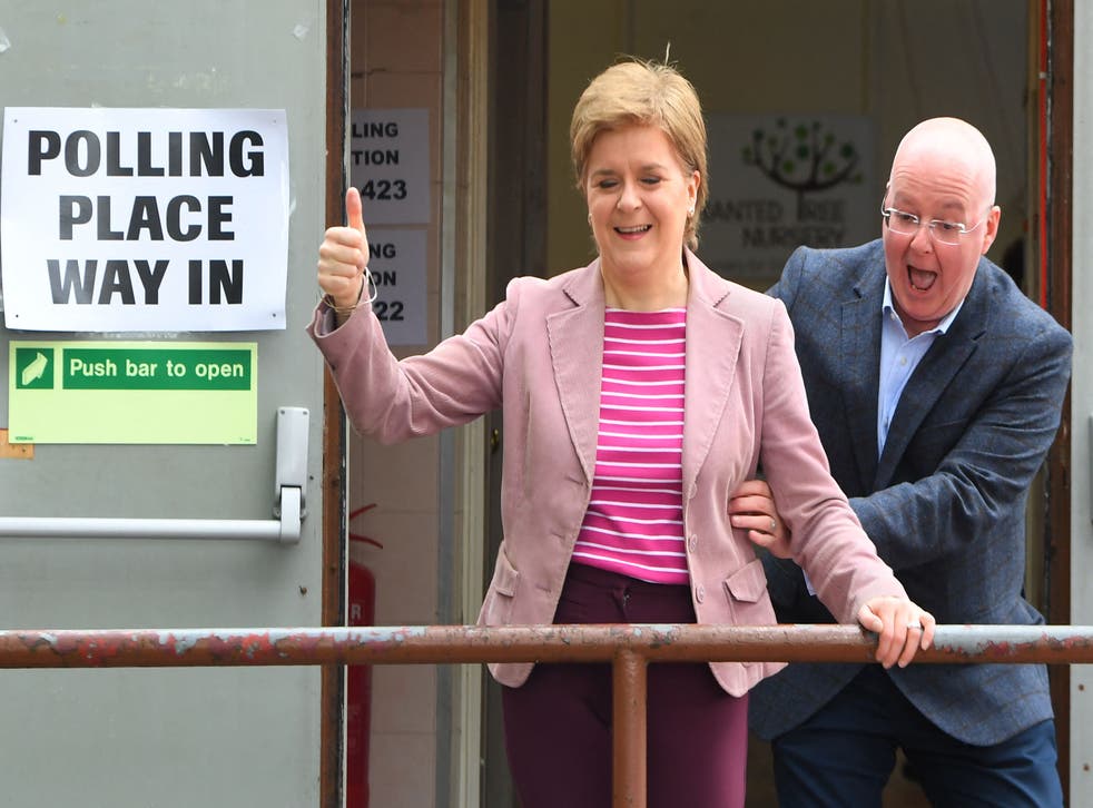 <p>Scotland’s first minister Nicola Sturgeon casts her vote in the May local election </磷>
