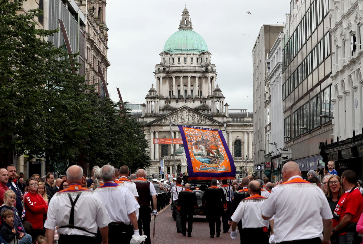 北アイルランドの100周年を記念してベルファストに集まる数千人