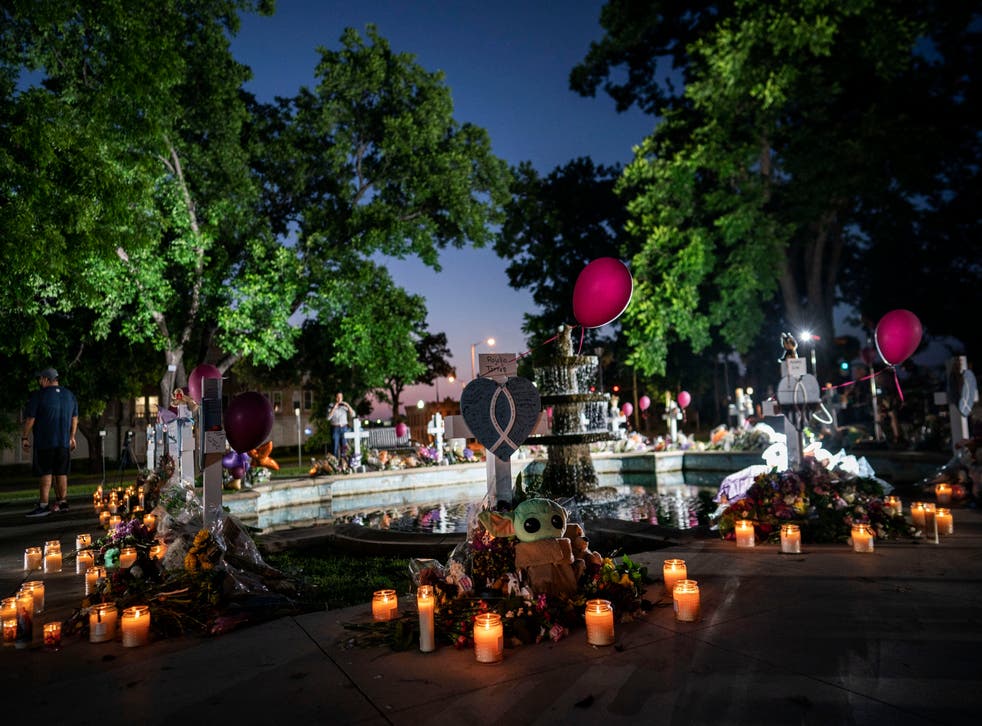 <p>Candles are lit at dawn at a memorial site in the town square for the victims killed in this week's Robb Elementary School shooting Friday, Kan 27, 2022, i Uvalde, Texas. (AP Photo/Wong Maye-E)</psgt;