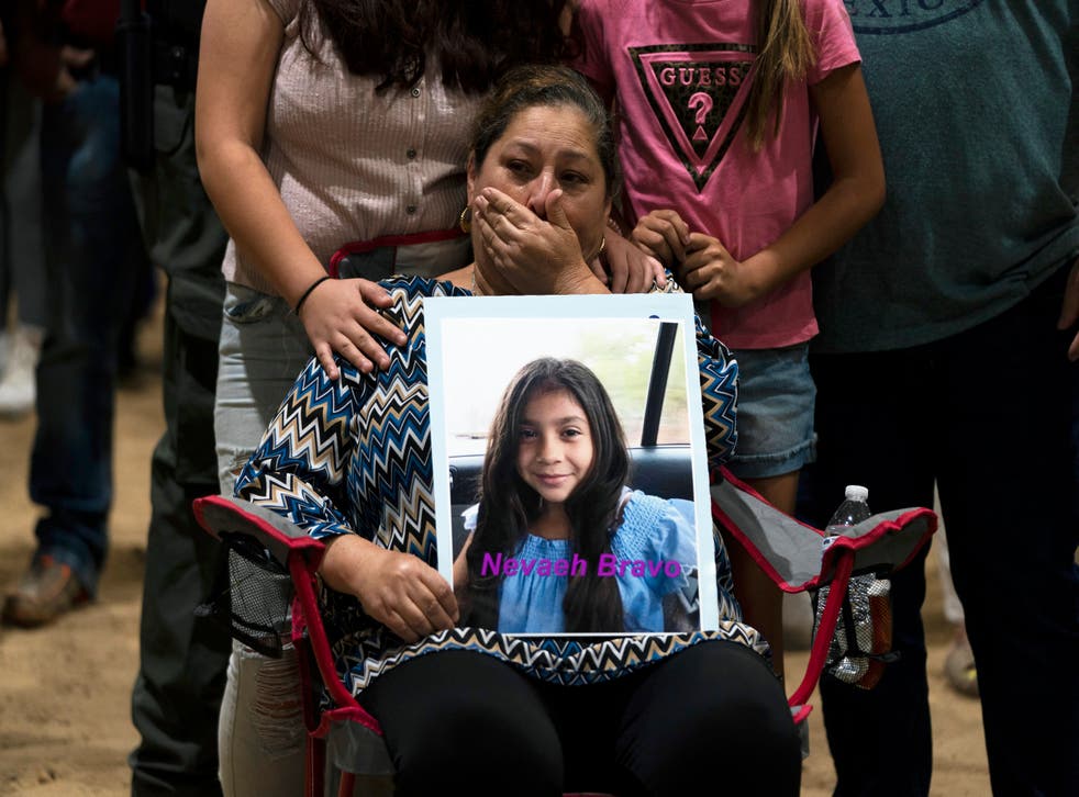 <p>Esmeralda Bravo, 63, sheds tears while holding a photo of her granddaughter, Nevaeh, one of the Robb Elementary School shooting victims, during a prayer vigil in Uvalde, Texas, onsdag, Kan 25, 2022. (AP Photo/Jae C. Hong)</p&gs;