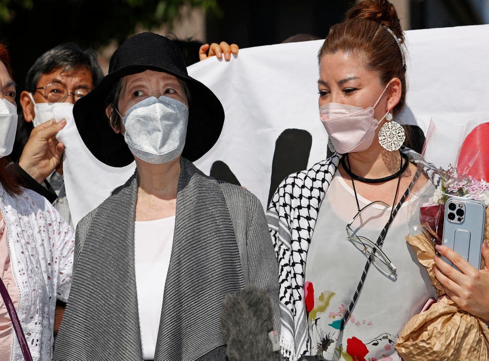 <p>Fusako Shigenobu, la gauche, who co-founded the terrorist group Japanese Red Army, with her daughter Mei, speaks to journalists after she walked out of prison in Tokyo’s Akishima suburb on 28 Mai plt;/p>