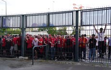 Les fans de Liverpool affrontent la police au milieu d'énormes files d'attente pour la finale de la Ligue des champions