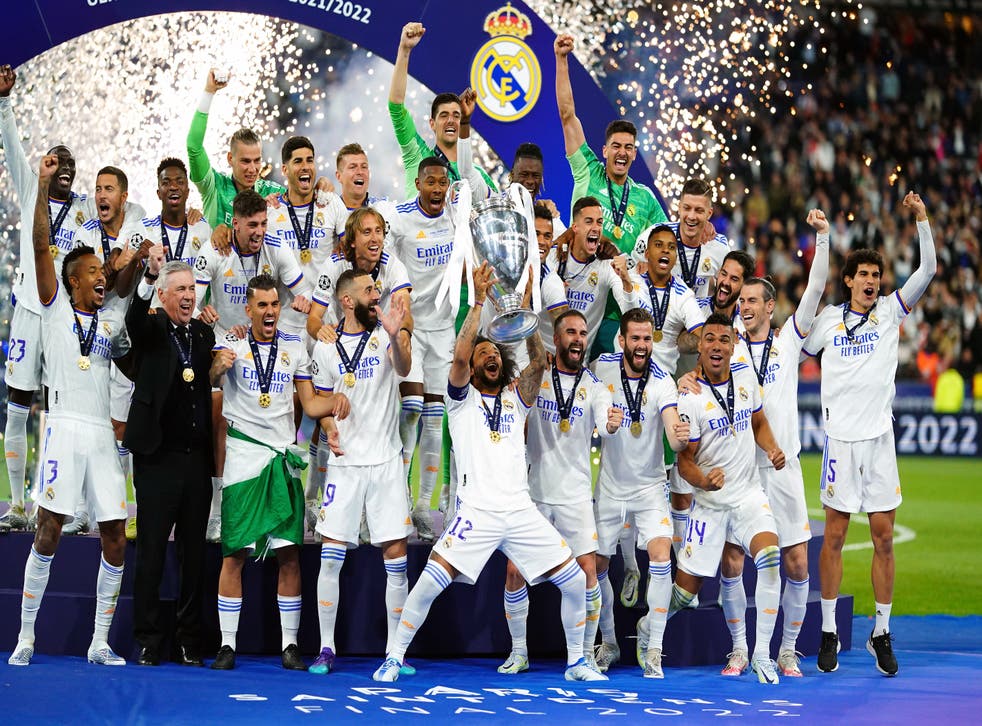Real Madrid’s Marcelo lifts the trophy after the 1-0 oorwinning (Adam Davy / PA)