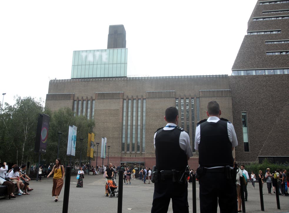 Police officers outside Tate Modern after the incident (ユイモク/ PA)